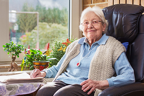 Kingcare-Seniorenbetreuung - Seniorin im Stuhl